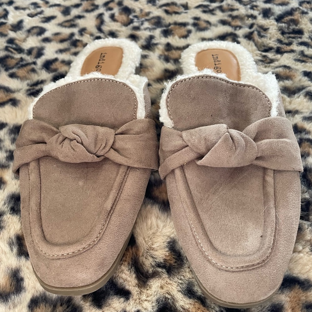 Indigo Road backless loafer, light brown suede
, Shearling lined.